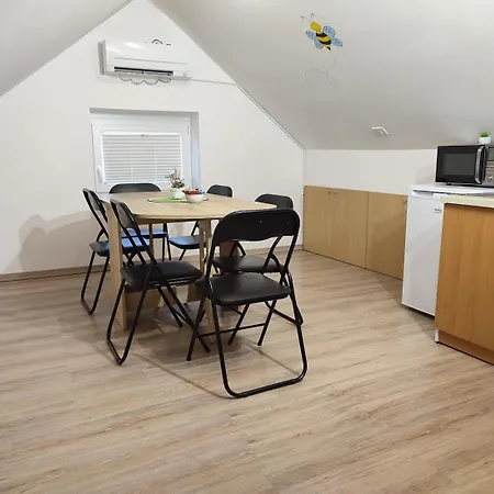 アパート Apartment And Studios Jelovca & Wellness ラドヴリツァ