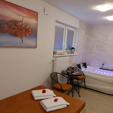 Apartment And Studios Jelovca & Wellness ラドヴリツァ